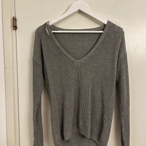 Stickad grå tröja  - Stickad grå tröja. Lappen är tyvärr avklippt men den är från BikBok och förmodligen i storlek XS/S (men skulle säga att den är lite oversized). Fint skick, använd några gånger och bara hängt i garderoben i några år nu. 