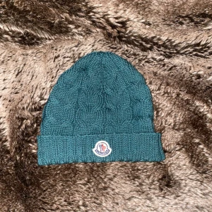 Moncler mössa - Säljer denna sjukt snygga, finstickade moncler mössa. Perfekt nu till hösten då den inte är så tjock. Ba å skriva om du har frågor. Snabb affär = bättre pris 