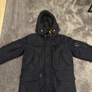 En väldigt tjock och varm jacka  - 152 cm Är i nyskick  Normal i storlek
