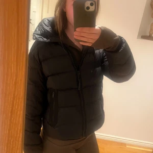 Ralph Lauren jacka - Jättesnygg vinterjacka från ralph lauren! Den har inga defekter och är i storlek xs. Nypris på jackan är 2500kr men säljer för 1200kr💕💕💕