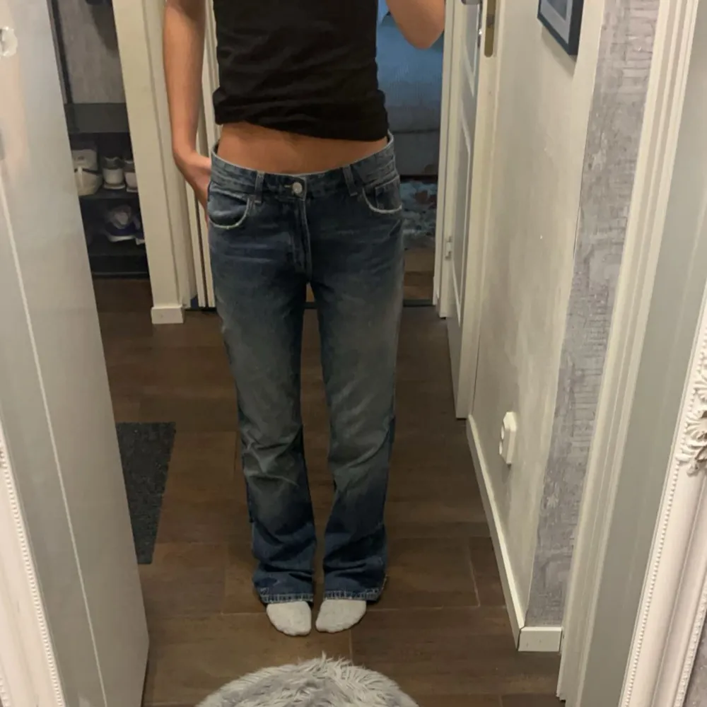 Jeans köpta för ca ett halvår sen. Använda en gång, säljs för dem är för stora för mig. Jeansen är bootcut men ser inte ut som det eftersom dem är för stora, köpta för 300kr och i bra skick. Priset kan duiskuteras. Jeans & Byxor.