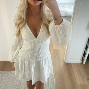 Söt vit klänning  - Intressekoll på min såå fina  klänning ifrån zara!!😍(mina egna bilder) använd på min student för 2 år sen samt midsommar detta året så superfint skick. Perfekt till er som tar studenten till sommarn 😍😍 ge prisförslag 