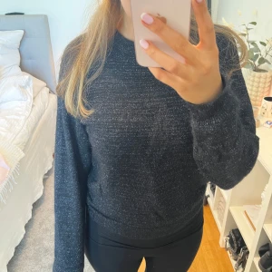 Stickad glittrig tröja - Säljer denna stickade och glittriga tröja. Tjock och varm. Fint skick ❤️