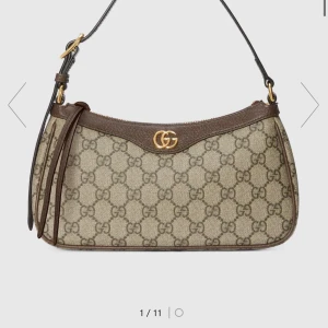 Gucci OPHIDIA SMALL SHOULDER BAG - Säljer min superfina gucci väska! Så skön som är så lätt att lägga på axeln och bära med sig till allt.  Använd fåtal gånger men har några sminkfläckar i sig.  Annars perfekt skick och låda, kvitto tillkommer
