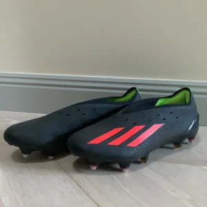 Adidas X speedportal fotbollsskor - Adidas speedportal fotbollsskor|   Storlek 39 1/3, använd runt 2 månader😀 inga skador elr något säljs pga för små. Metall dobbar för gräs perfekt om man kör mycket på gräsplaner😊 nypris 3000 säljs för 1499, tvättas innan skickning!