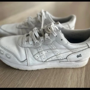  Asics Sneakers - Asics skor med gel dämpning. Storlek 44. Spår av användning men i gott skick. 