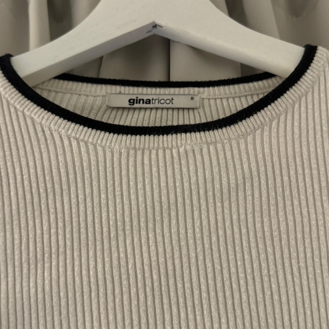 Vit ribbad tröja från Gina Tricot - 92