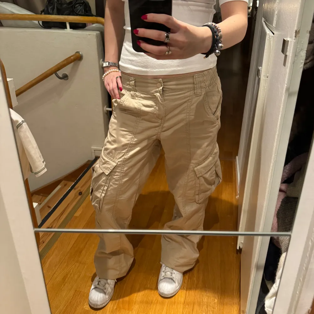 Beiga cargo byxor från H&M. Säljer då de inte används och inte är min stil! Är 155 cm lång men byxorna är betydligt längre än vad de ser ut som på bild (de är vikta) 🩷🙌 innersbenlängden - 75.5cm , midjemått (mätt platt korsöver) - 34cm men midjan är väldigt stretchig, grenlängden - 23cm priset kan diskuteras & använd gärna köp nu knappen 🤗💕. Farkut & Housut.