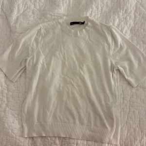 Vit tröja från lager 157 - Säljer en stilren vit tröja från 157 i storlek S. Tröjan har korta ärmar och ribbade kanter vid ärmslut och nederkant. Sitter väldigt skönt och är väldigt mjukt och skönt. Köpte för 120kr och söker den för 70kr är i ett bra skick och använd fåtal gånger.