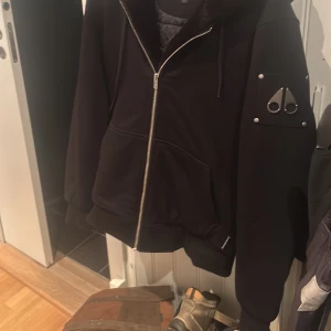 Moose Knuckles classic bunny  - Säljer en svart jacka från Moose Knuckles i Storlek S. Köpt på boozt för cirka 2 månader sen och använd fåtal gånger sen köp. nypris 4549 kr