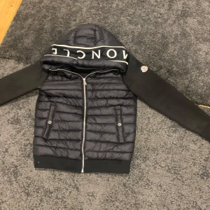 Moncler cardigan - Väldigt fin Moncler cardigan som bara använts under en kväll. Storlek M. Finns att hämta i Jakobsberg annars är det frakt som gäller. Det är bara att höra av er för frågor osv.