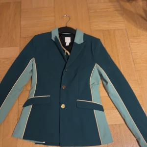 Grön kavaj från H&M - Snygg grön kavaj från H&M fast deras ridkläds kollektion. 