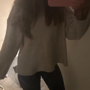 Beige stickad tröja från Gina Tricot - Mysig beige stickad tröja från Gina Tricot i storlek S! Den har blivit lite nopprig, som syns på bild två☺️