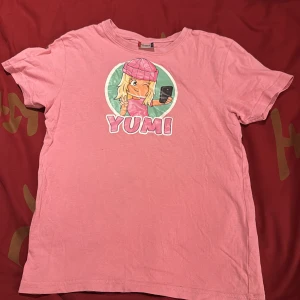 Yumi T-shirt - Yumi T-shirt i strl 130/140. Katt finns i hemmet 