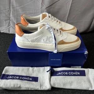 Jacob cohën skor (helt nya, tags) - Jacob cohën skor, storlek 42, skick 10/10 nya med tags allt og medföljer, pris 2999kr. Hör av er vid frågor eller funderingar.
