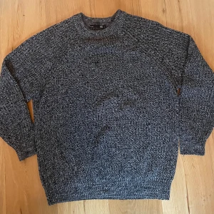 Grå stickad tröja från lager 157 - Säljer en snygg grå aktig stickad tröja från lager 157. Tröjan är i bra skick och nästan aldrig använd.