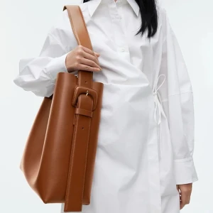 Tote Arket  - Säljer min supersnygga Arket väska, den är i stor modell, den kommer tyvärr inte till användning men i så fint skick. Perfekt som skolväska då den rymmer dator m.m. Pris går givetvis att diskutera!🥰 PM för fler bilder. Original pris 3290kr