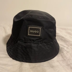 Hugo Boss bucket hat - En riktigt fin och äkta hugo boss bucket hat, kommer tyvärr väldigt sällan till användning.  Är i extremt bra skick, i princip inga defekter.