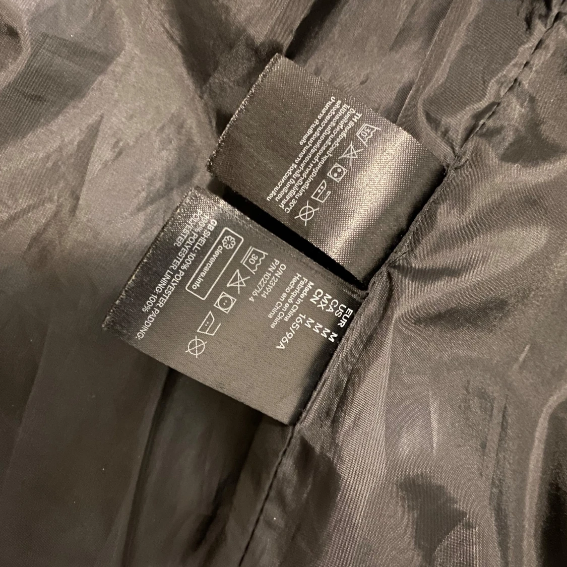 Svart dunväst med mönster No fear x H&M jacket size m  - 92