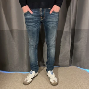 Nudie jeans - Hej! Säljer detta riktigt schyssta paret jeans från Nudie!| Modell: Tight Terry| Dessa går att köpa för 549kr! Liknade par hos Nudie kostar 2-3000kr! Vid minsta fråga tveka inte att kontakta oss!//JeansLabbet