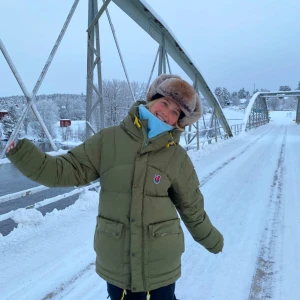 Fjällräven Expedition Down Jacket - Säljer min älskade gröna jacka från fjällräven då den inte kommer till användning längre. Den är sparsamt använd, alltså i väldigt bra skick! Inga fläckar eller repor. Det är en M så den sitter lite oversized på mig som normalt är S. Köpt för 7000:-. Har även kvar påse till jackan som kan skickas med om man önskar.