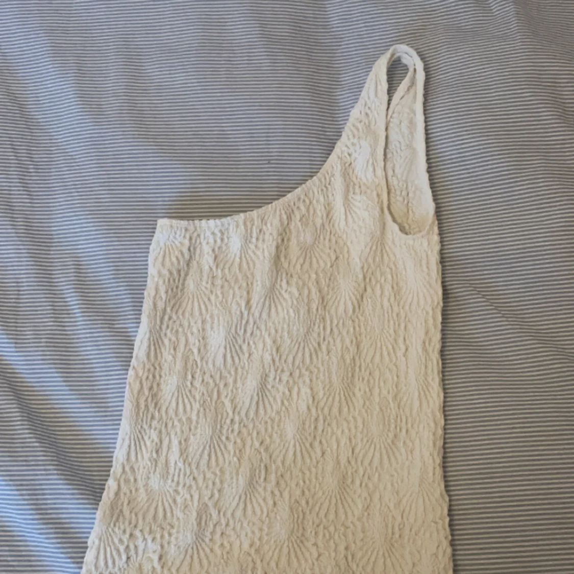 Vit oneshoulder topp - 90