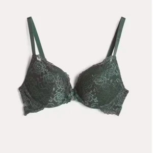 Push up bh - Snygg grön push up- bh i spets med justerbara axelband och en liten rosett framtill. Köpt på cubus för 249kr. Myckt bra skick har endast används fåtal gånger. Hör av dig vid frågor💞