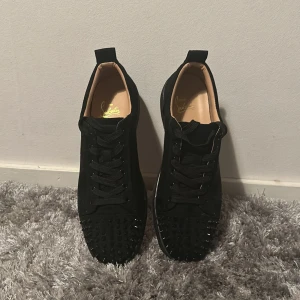 Louboutin skor svart, röd sula - Louboutin skor. Storlek 44. Helt oanvända i ett bra skick! Finns även box till skorna