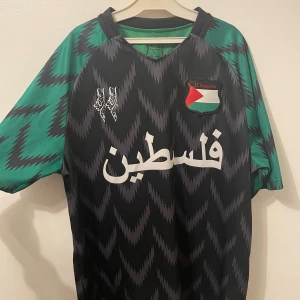 Palestina Tröja - Säljer en unik Paletina fotbollströja med trycket 'Free Gaza' på baksidan.