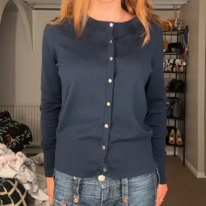 Mörkblå kofta med knappar - Snygg mörkblå kofta med knappar framtill. Den är fåtals gånger andvend och är i ny skick 