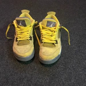 Gula Nike Air Jordans - Gula Jordan air bra skick, skicka dm för mer info