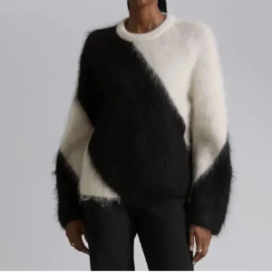 & other stories  - Säljer en supermjuk och fluffig tröja från & other stories. Tröjan är i storlek S men har tvättat den så skulle säga Xs/S.💕