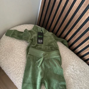 Grön babyset från Villervalla - Säljer ett gulligt grönt babyset från Villervalla i storlek 56. Setet består av en jacka med dragkedja och byxor med knytband i midjan. Perfekt för de minsta att mysa i. 💚