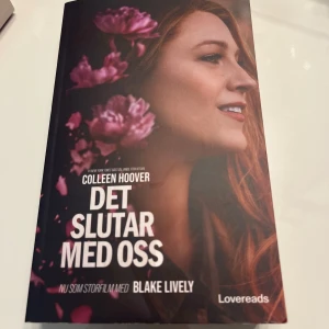 Det slutar med oss bok - Säljer boken 'Det slutar med oss' av Colleen Hoover handlar om Lily som flyttar till Boston och möter kirurgen Ryle. En berättelse om kärlek, svårigheter och att konfrontera det förflutna, som är en storfilm. Fått den och har aldrig haft möjlighet till att läsa den, helt ny 🥰