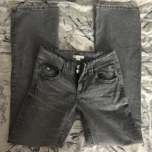 Gina tricot jeans - Säljer de här snygga jeansen ifrån Gina tricot Young pågrund av att de är för små på mig!❤️