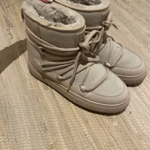 Beige vinterboots med foder - Säljer ett par beige vinterboots med mjukt foder och snörning. Från hm