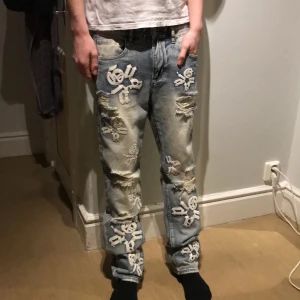 Y2K Jeans - Säljer ett par unika jeans (Y2K) Aldrig haft på mig dom själv alltså helt sprillans nya :)                   Waist:30 Lenght:31