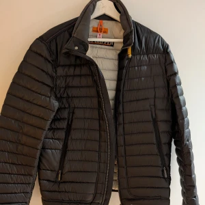 Parajumper vår/höst jacka  - Parajumper i M storlek. Bra skick. Köptes för ett par år sen runt för 3,5k SEK. Jag minns inte vad modellen hette. Använd fåtal gånger. 