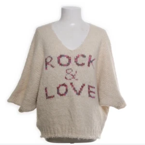 Stickad beige tröja  - Super snygg stickad tröja med trekvarts ärmar som är är jätte skön 💕💗