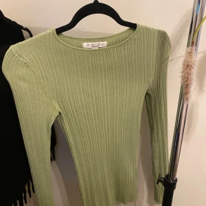 Grön ribbad tröja från new yorker  - Snygg grön ribbad tröja från new yorker med långärmad design. Den har en klassisk rund halsringning och är gjord i ett mjukt material som ger en bekväm passform. Och den sitter jätte snyggt på. Jag har aldrig använt den. Den är i storlek Xs men passar som S också. 
