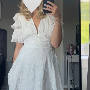 Vit kortklänning med puffärmar - Vit kort klänning från adoore, endast använd en gång💕ganska liten i storleken så jag har gått upp en storlek
