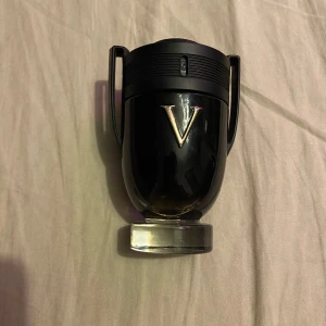 Invictus victory parfym 100ml flaska - Den var originalt 100ml men nu är det kanske 60-70ml kvar, har ej kvar boxen, är också villig att mötas upp i Stockholm(pris går att diskutera)