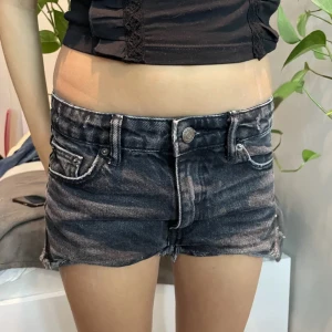Svarta jeansshorts  - Snygga svarta jeansshorts från gina (kollektionen iza and elle)  som inte är tillgängligt längre. Dem har slitna detaljer och skulle ändå säga att dem är lågmidjade, använt fåtal ggr pga att ja växt ur dem! Första är inte min bild!❤️