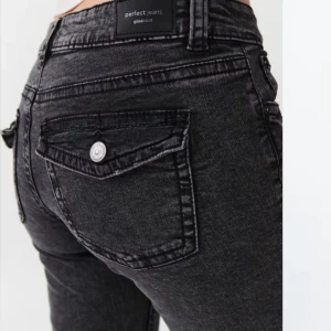 Y2k low bootcut jeans - Y2K low bootcut jeans från Gina tricot, köpte i butik och lapparna är kvar och jeansen är HELT nya och oanvända. Köpte de utan o testa så de var för små.. Jeansen är i strl 34 och oanvända därav har jag inga bilder med på! Nypris 499:- men säljer för 350:- ♥️