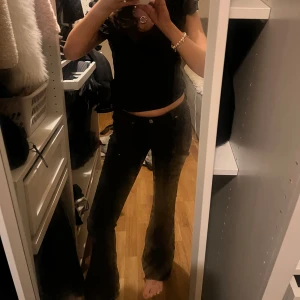 BOOTCUT JEANS - Snygga svarta flared jeans från Monki i modellen Katsumi. De är supersnygga men fick två precis likadana i julklapp och kan inte längre returnera! Köp gärna!!🥰