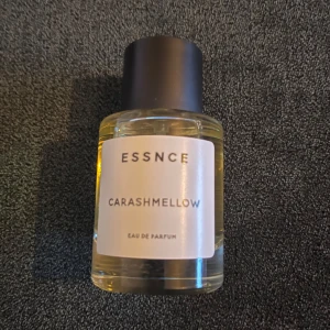 Essnce Carashmellow Eau de Parfum - Essnce Carashmellow är en Eau de Parfum med en söt och krämig doftprofil. Toppnoterna består av karamell och mjölk, medan hjärtnoterna bjuder på kumarin och honung. Basnoterna avrundas med vanilj och vit mysk, vilket ger en mjuk och len doftupplevelse. Perfekt för vaniljälskare och de som gillar gourmanddofter.