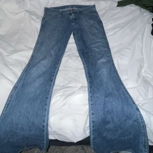 Blå jeans lågmidjade  - Säljer ett par klassiska blå jeans från Wrangler. De har en bootcut-stil och är tillverkade i jeansmaterial. Super snygga säljer för dom inte passar  om du vill veta måtten skicka!! Pris är diskuterbart såklart 