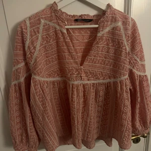 Rosa Blus Från Zara strl S  - Perfekt sommar blus i fin rosa färg och söta vita detaljer. Knappar framtill och ärm till armvecket. Blusen är från Zara men säljs inte längre. 
