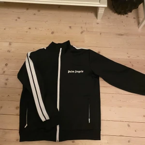 Palm Angels kofta - Tja säljer min Palm Angels kofta som sitter bra för M/L. Aldrig använd, pm för frågor //Alexander 
