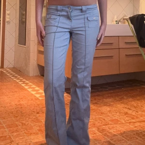 H&M Cargo jeans/byxor! - Trendiga cargojeans/byxor från en gammal H&M-kollektion! Supercoola. Storlek 38! 